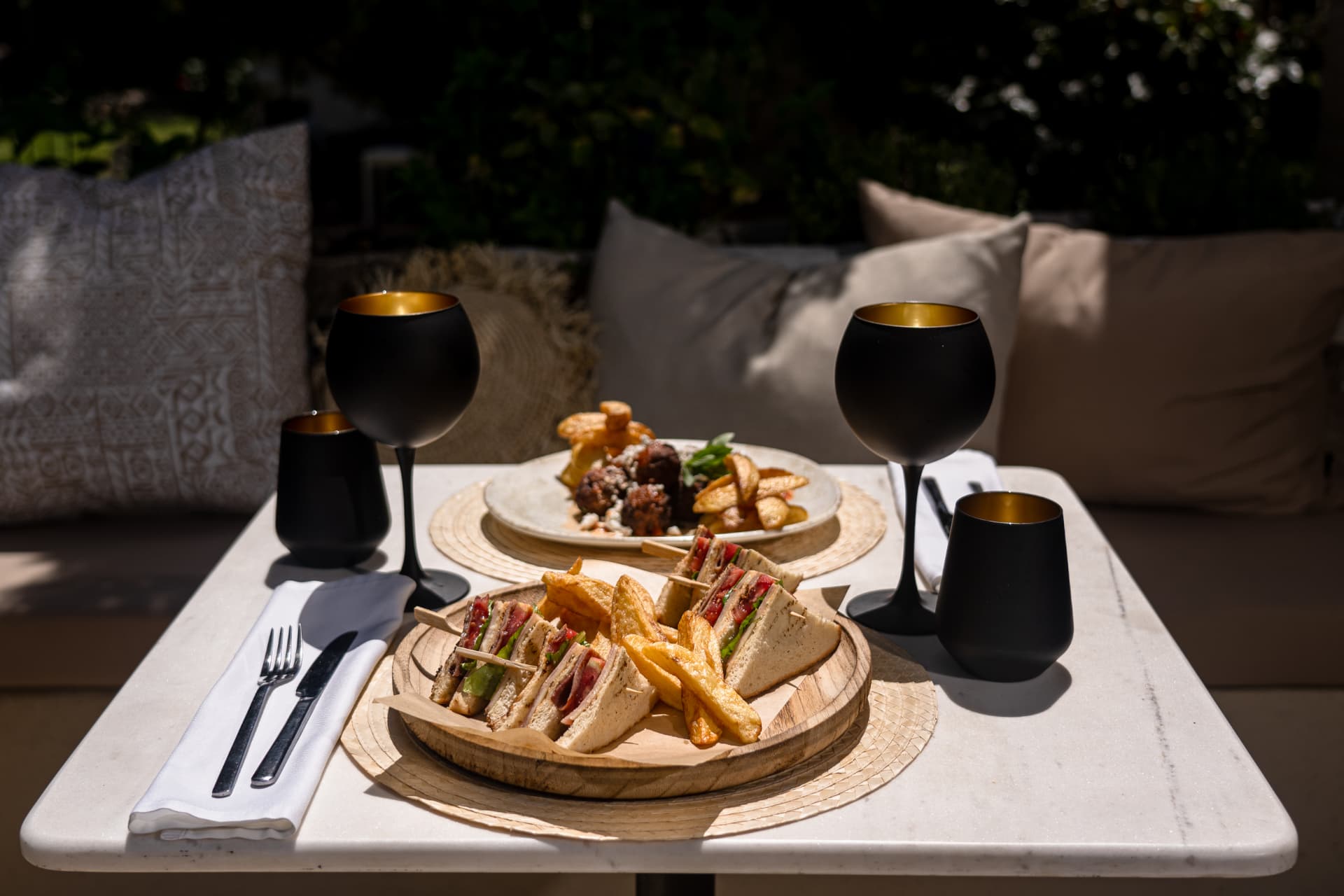 Club sandwich και κεφτεδάκια σε μαρμάρινο τραπέζι