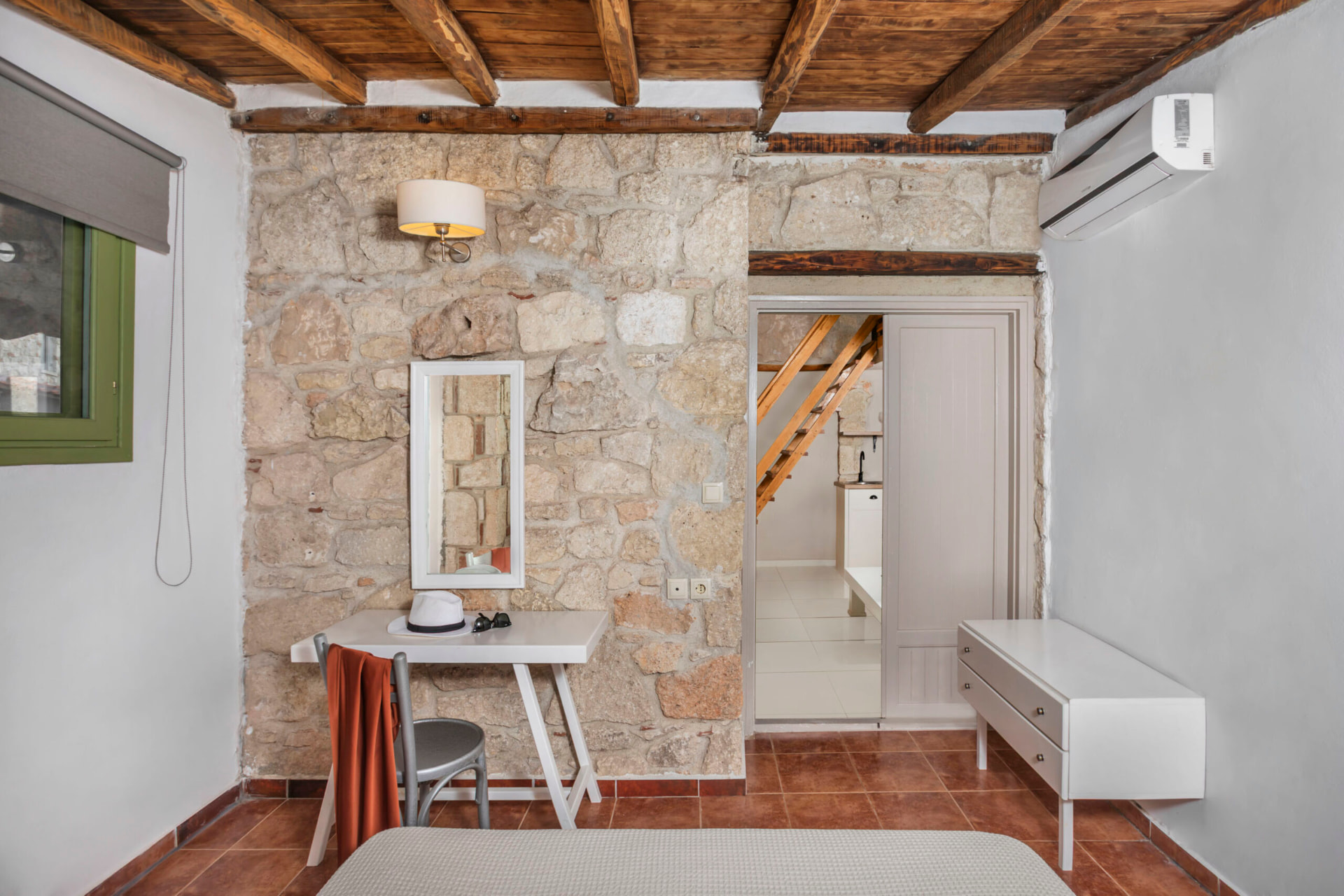 Stone wall with dressing table and passage to the kitchenette.