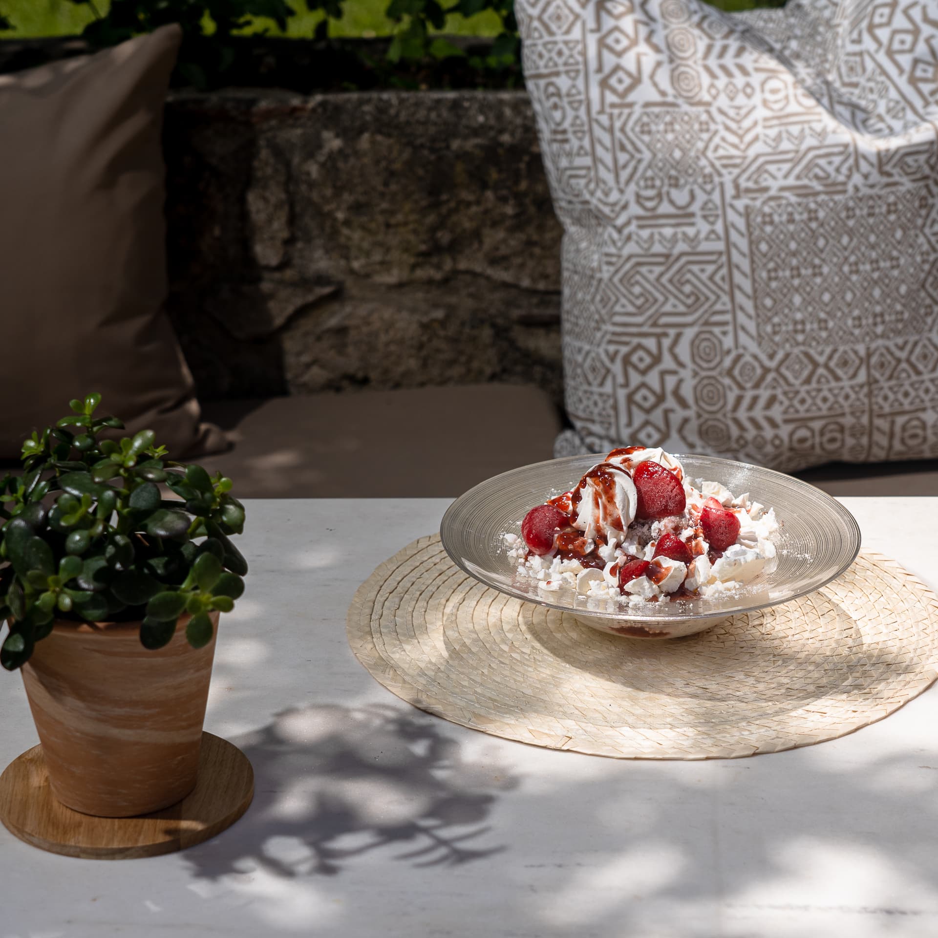 Pavlova με φράουλες στη σκιά