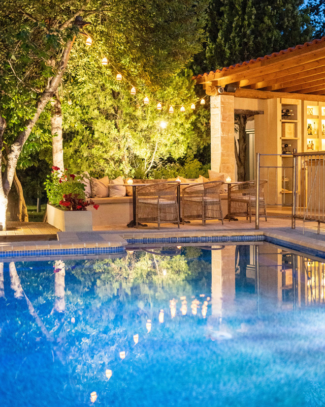 Το pool bar τη νύχτα, λαμπερό κάτω από φωτάκια.