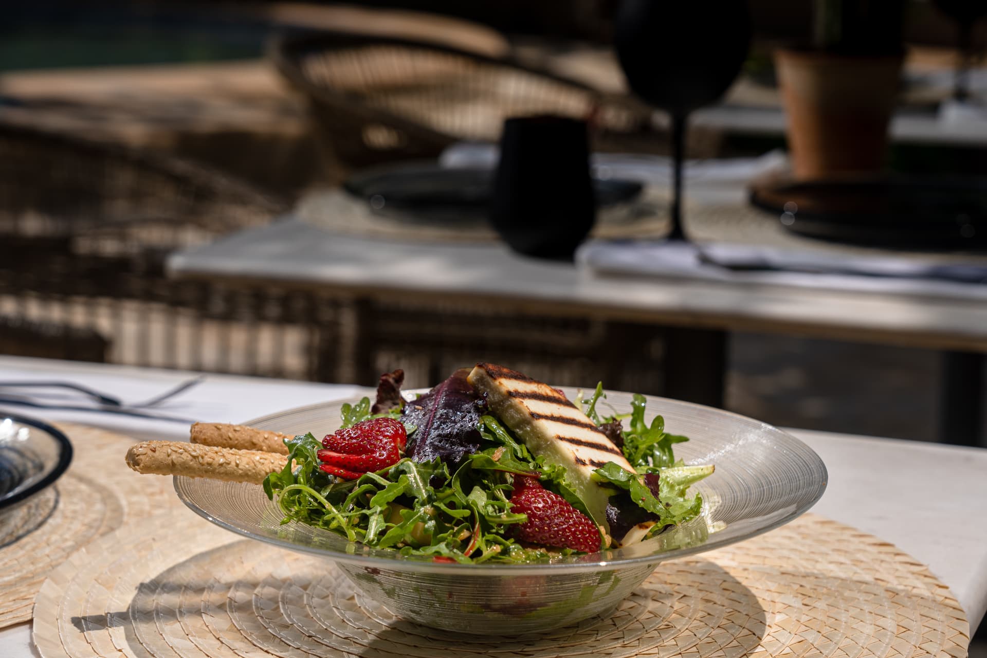 Μια φρέσκια σαλάτα bistro με ψητό τυρί, φράουλες και ρόκα.